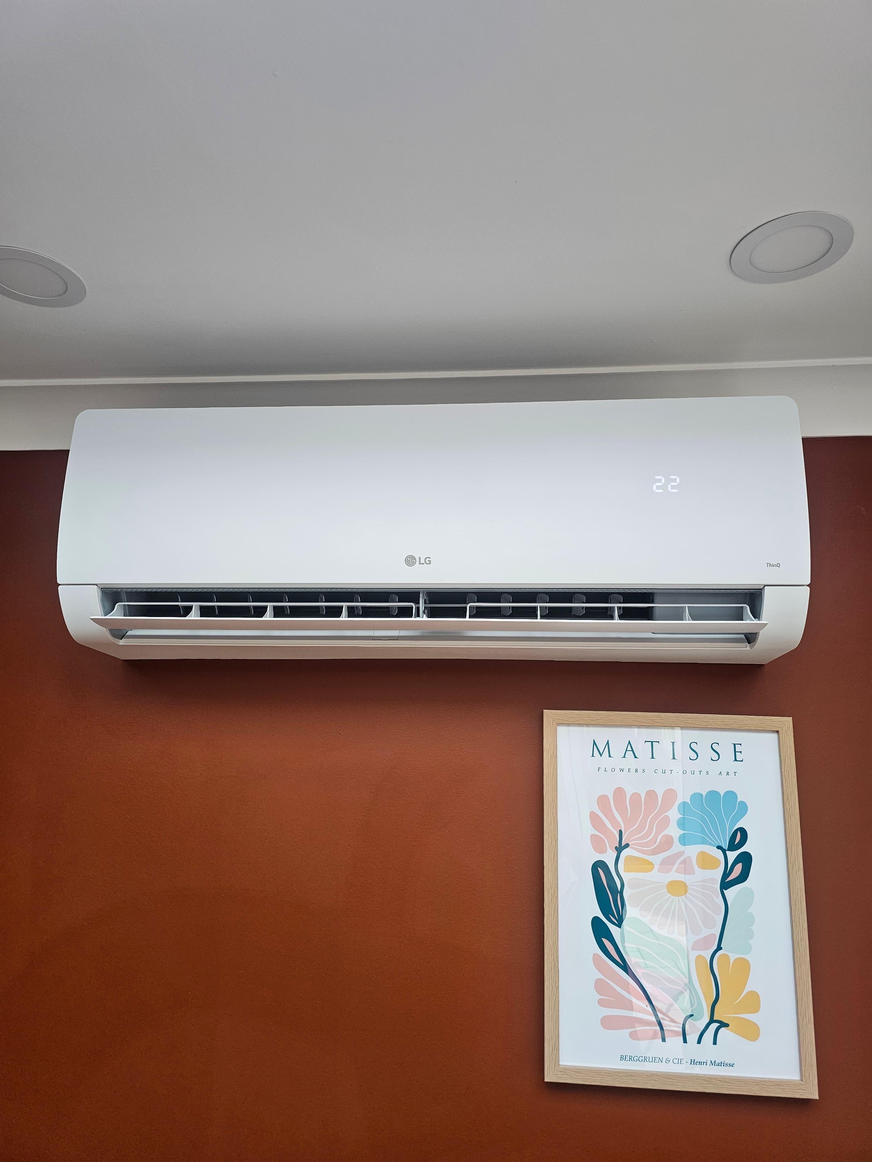 LG wall-mounted air conditioning indoor unit showing temperature display