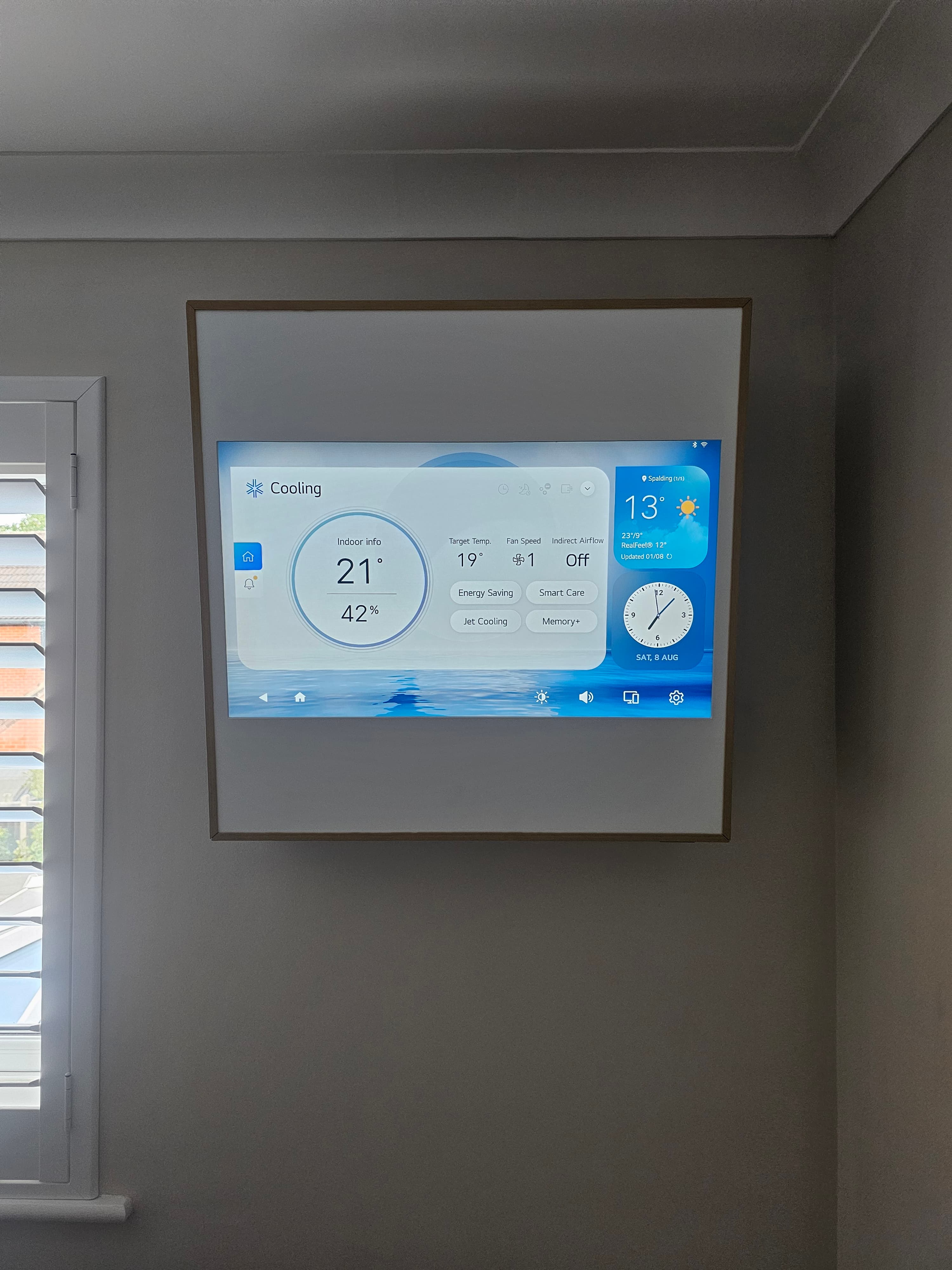 Wall-mounted smart air conditioning controller panel