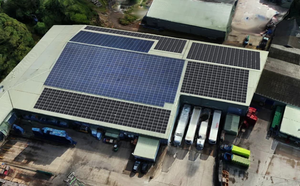 3D design model of D P Packaging's warehouse roof at Northgate, Pinchbeck, showing the existing 2014 solar array in blue and the planned 352.97 kWp extension in black